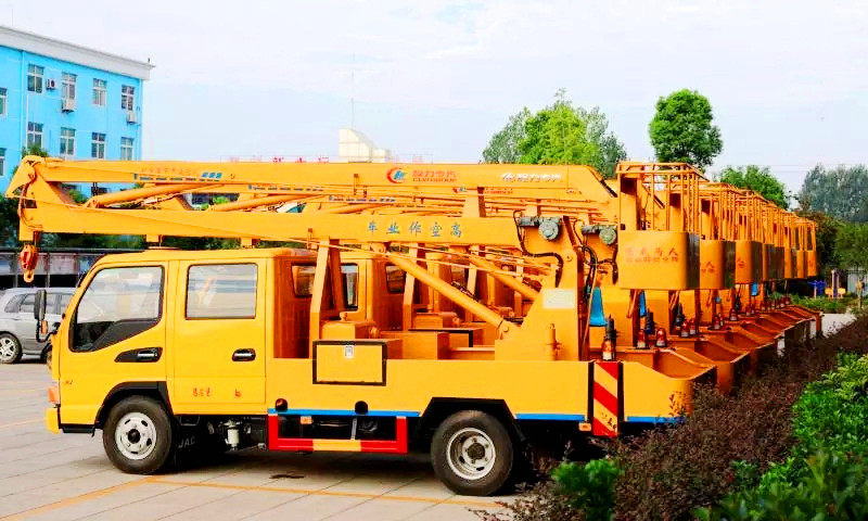 行駛中的高空作業(yè)車需要注意哪些？