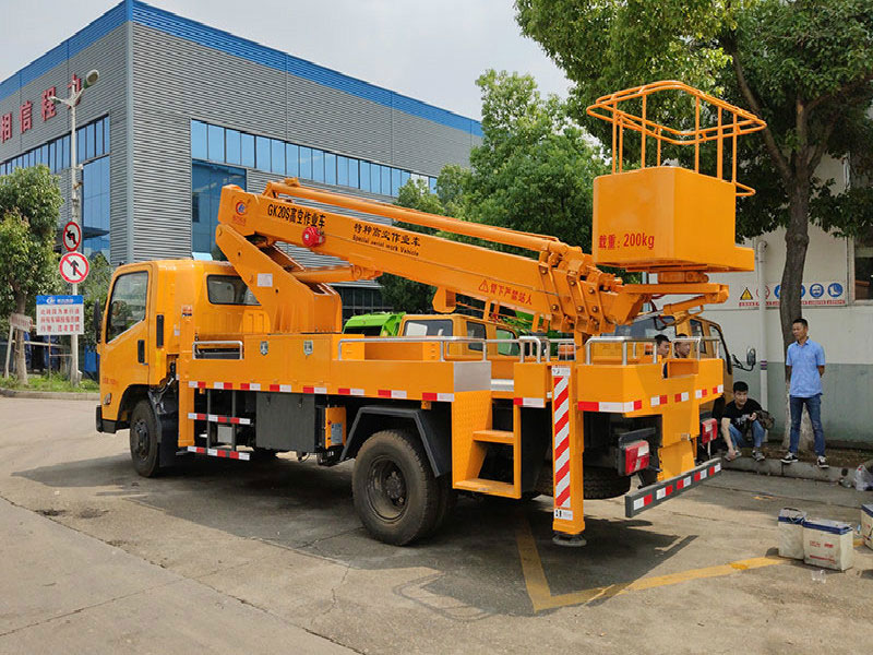 程力高空作業(yè)車廠家教你如何正確的選購22米直臂高空作業(yè)車