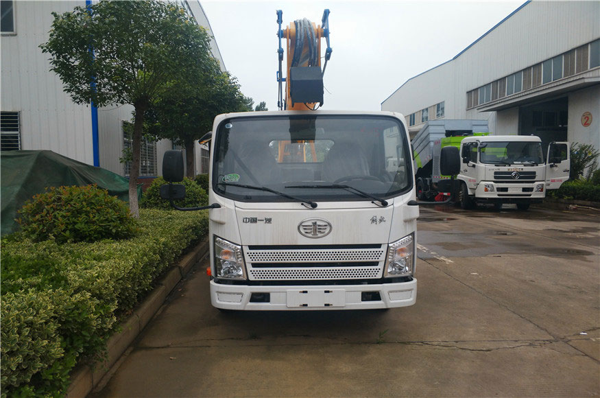 最新國(guó)六解放13.5米高空作業(yè)車