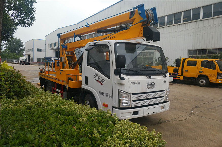 最新國(guó)六解放13.5米高空作業(yè)車