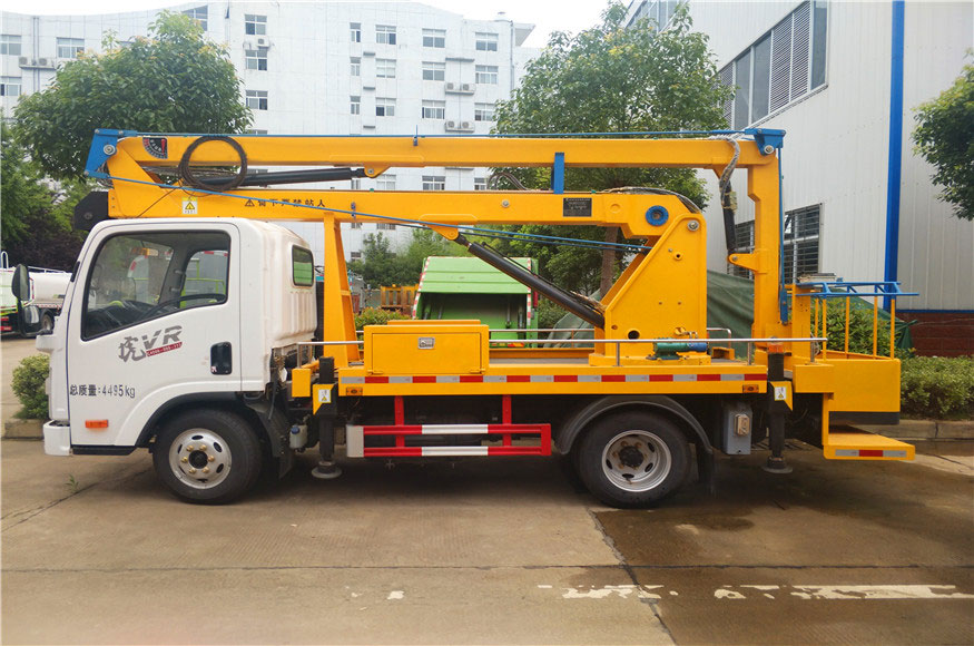 最新國(guó)六解放13.5米高空作業(yè)車