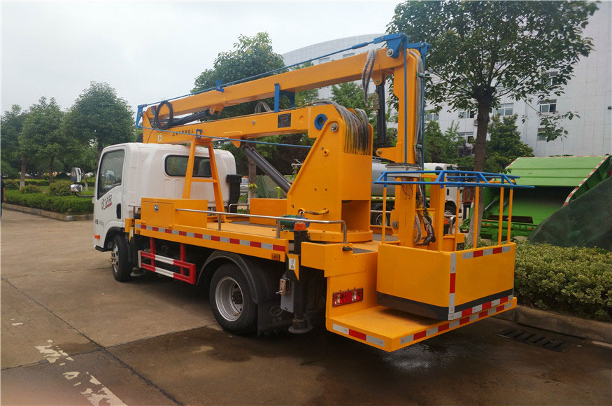 最新國(guó)六解放13.5米高空作業(yè)車