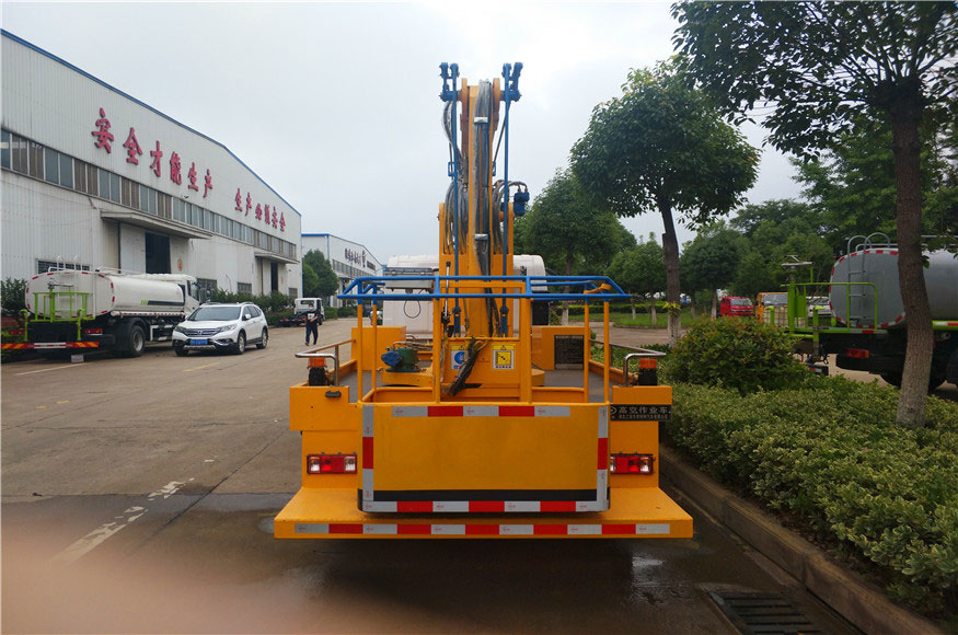 最新國(guó)六解放13.5米高空作業(yè)車