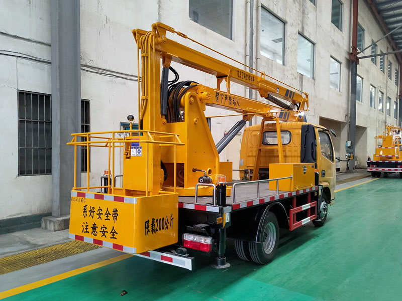國(guó)六東風(fēng)多利卡13.5米高空作業(yè)車(chē)