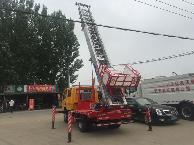 江鈴順達(dá)28米高空云梯搬家作業(yè)車(chē)