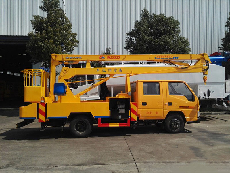 內(nèi)蒙古江鈴曲臂式高空作業(yè)車整車待發(fā)