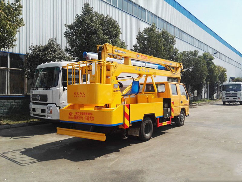 內(nèi)蒙古江鈴曲臂式高空作業(yè)車整車待發(fā)