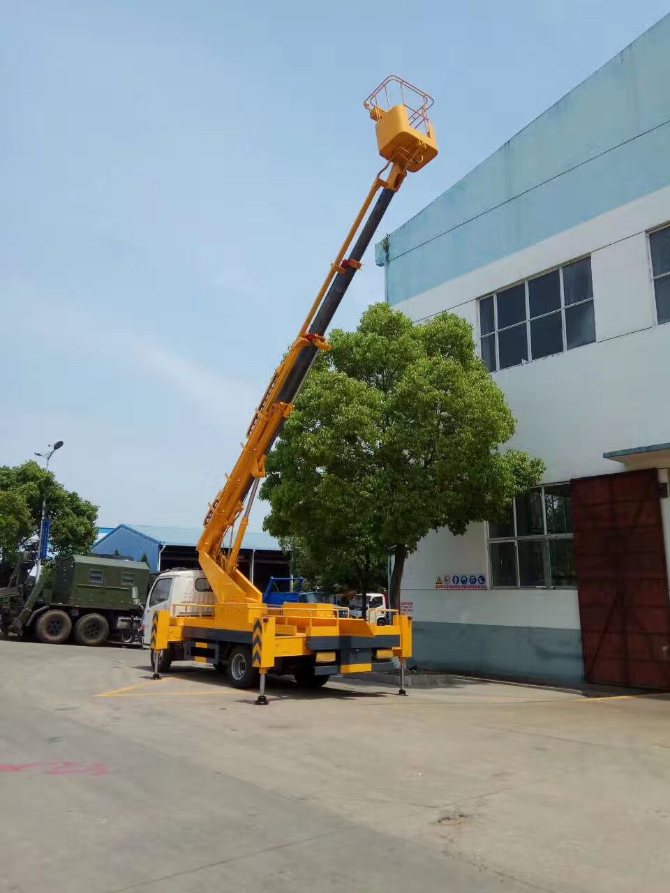 東風(fēng)12-18米單排伸縮臂高空作業(yè)車