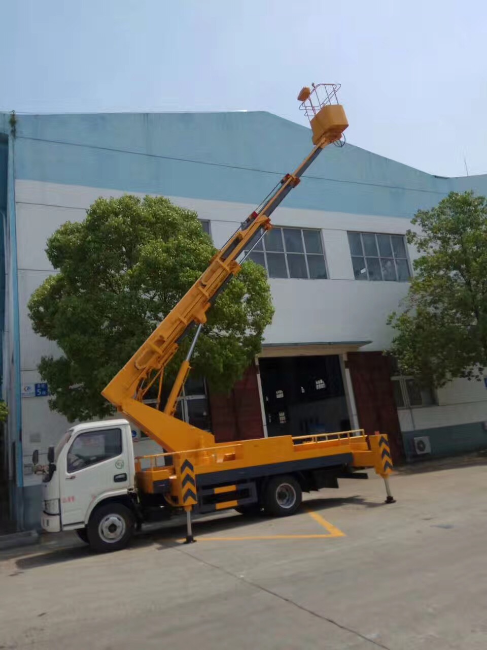 東風(fēng)12-18米單排伸縮臂高空作業(yè)車