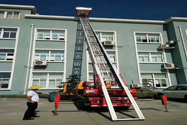 江鈴28米云梯搬家高空作業(yè)車