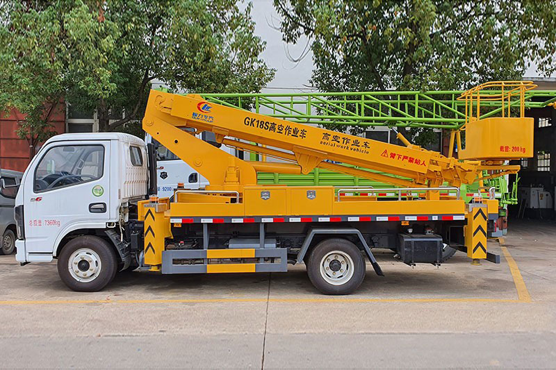 國六18米直臂式高空作業(yè)車順利交車