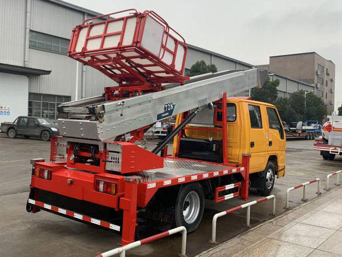 國(guó)六云梯高空車(chē)-江鈴上料云梯車(chē)