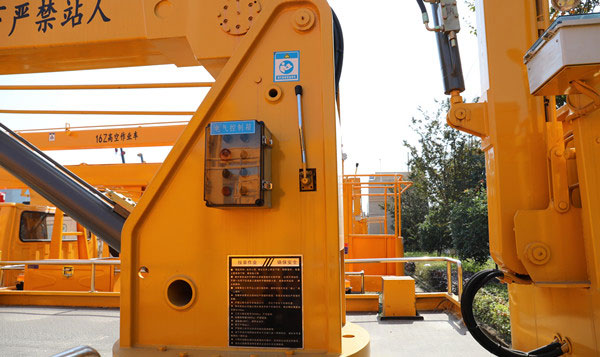 福田時代領(lǐng)航6國六18.5米折疊臂式高空作業(yè)車多少錢