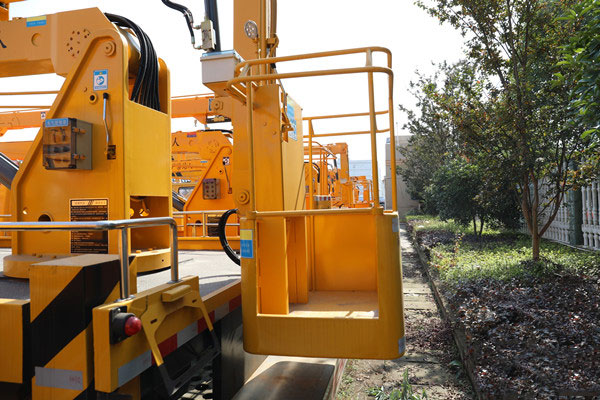 福田時代領(lǐng)航6國六18.5米折疊臂式高空作業(yè)車多少錢