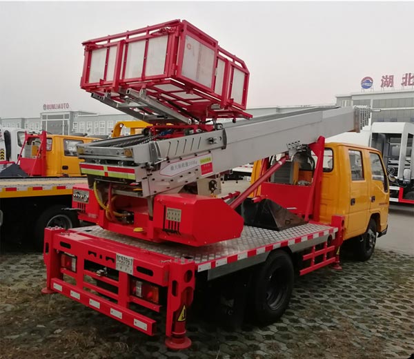 28米高空云梯作業(yè)車圖片展