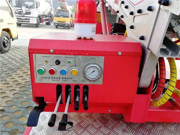 28米高空云梯作業(yè)車圖片展