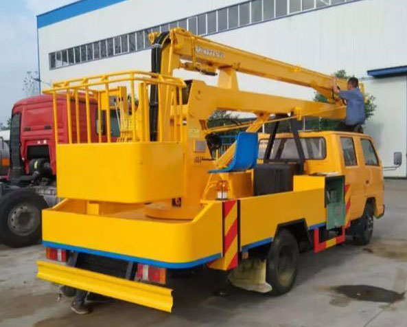 18米的東風(fēng)多利卡高空作業(yè)車