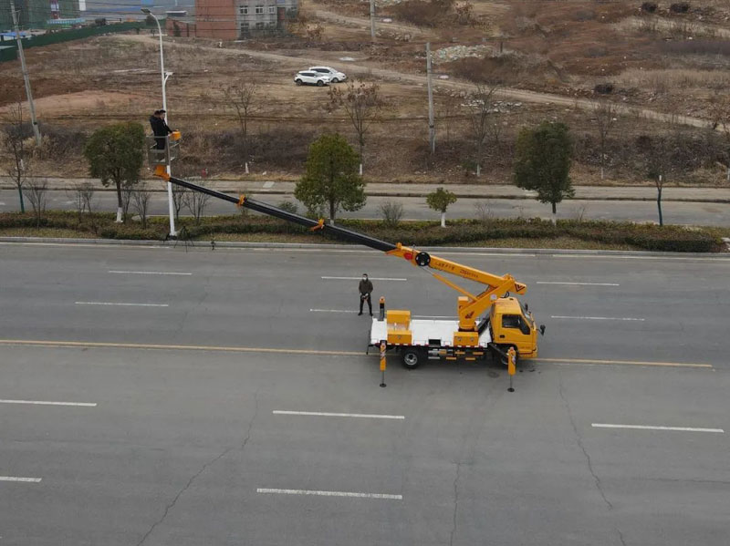 程力威高空作業(yè)車