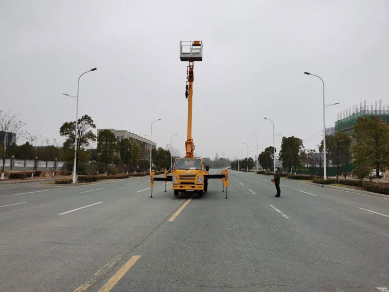程力威高空作業(yè)車