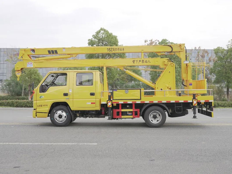 程力威高空作業(yè)車