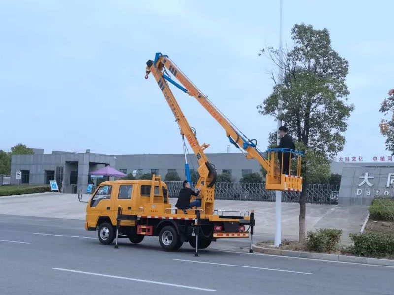 程力威高空作業(yè)車