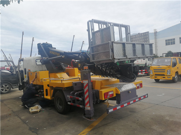 江鈴進(jìn)口28米伸縮臂高空作業(yè)車