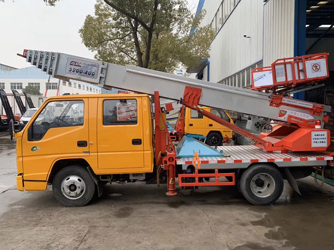 雙排駕駛室的江鈴藍(lán)牌云梯作業(yè)車批量發(fā)車 C證就可駕駛