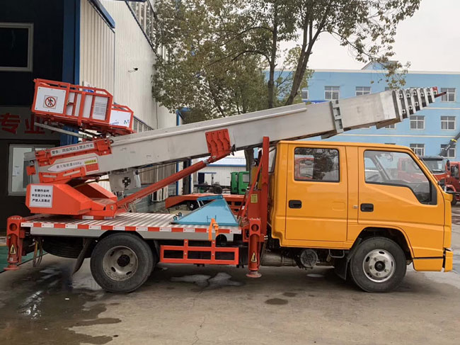 雙排駕駛室的江鈴藍(lán)牌云梯作業(yè)車批量發(fā)車 C證就可駕駛