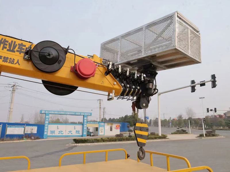 恭喜新疆楊總第一次嘗試帶吊的高空作業(yè)車